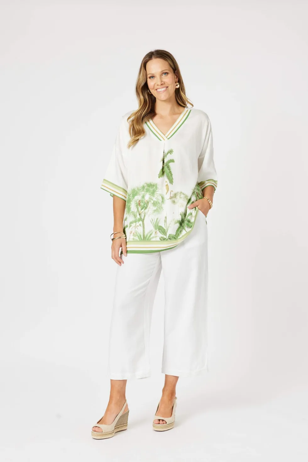 amazon-print-v-neck-top-DarNPDtx-1.webp Tops|Tops>Clarity Amazon Print V Neck Top