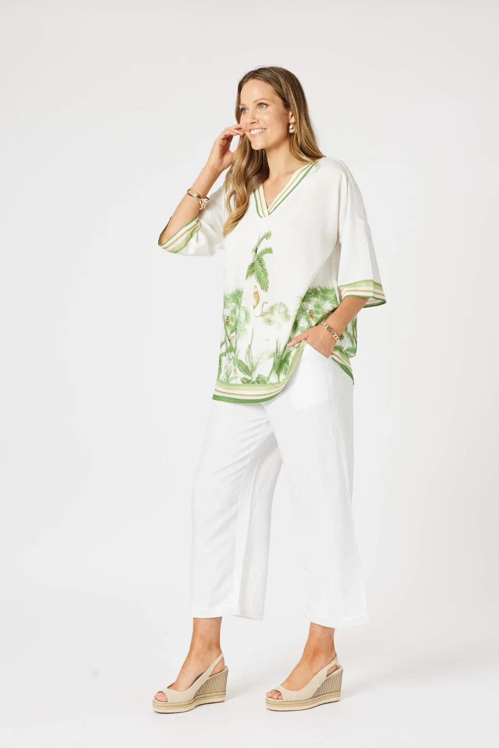 amazon-print-v-neck-top-DarNPDtx-2.webp Tops|Tops>Clarity Amazon Print V Neck Top