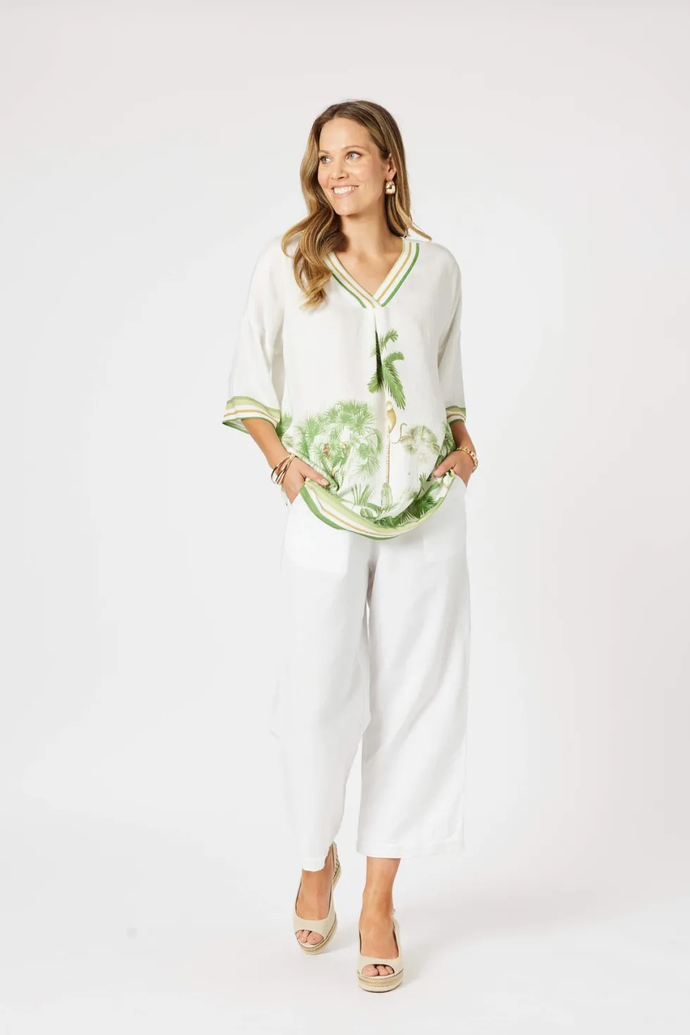 amazon-print-v-neck-top-DarNPDtx-3.webp Tops|Tops>Clarity Amazon Print V Neck Top