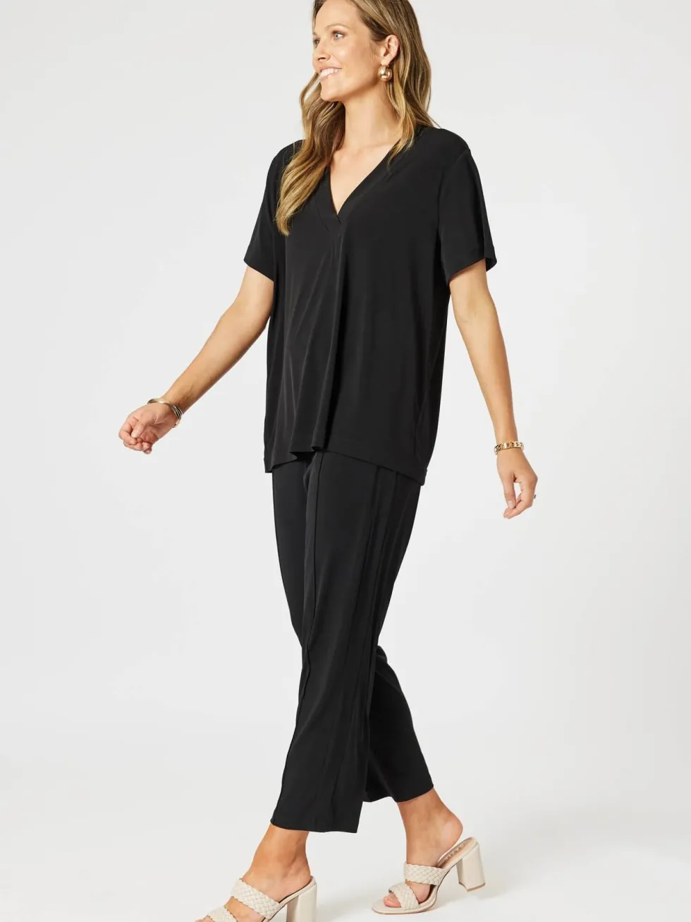 maggie-v-neck-travel-top-bla-mEuthSJX-2.webp Tops|Tops>Hammock u0026 Vine Maggie V Neck Travel Top - Black