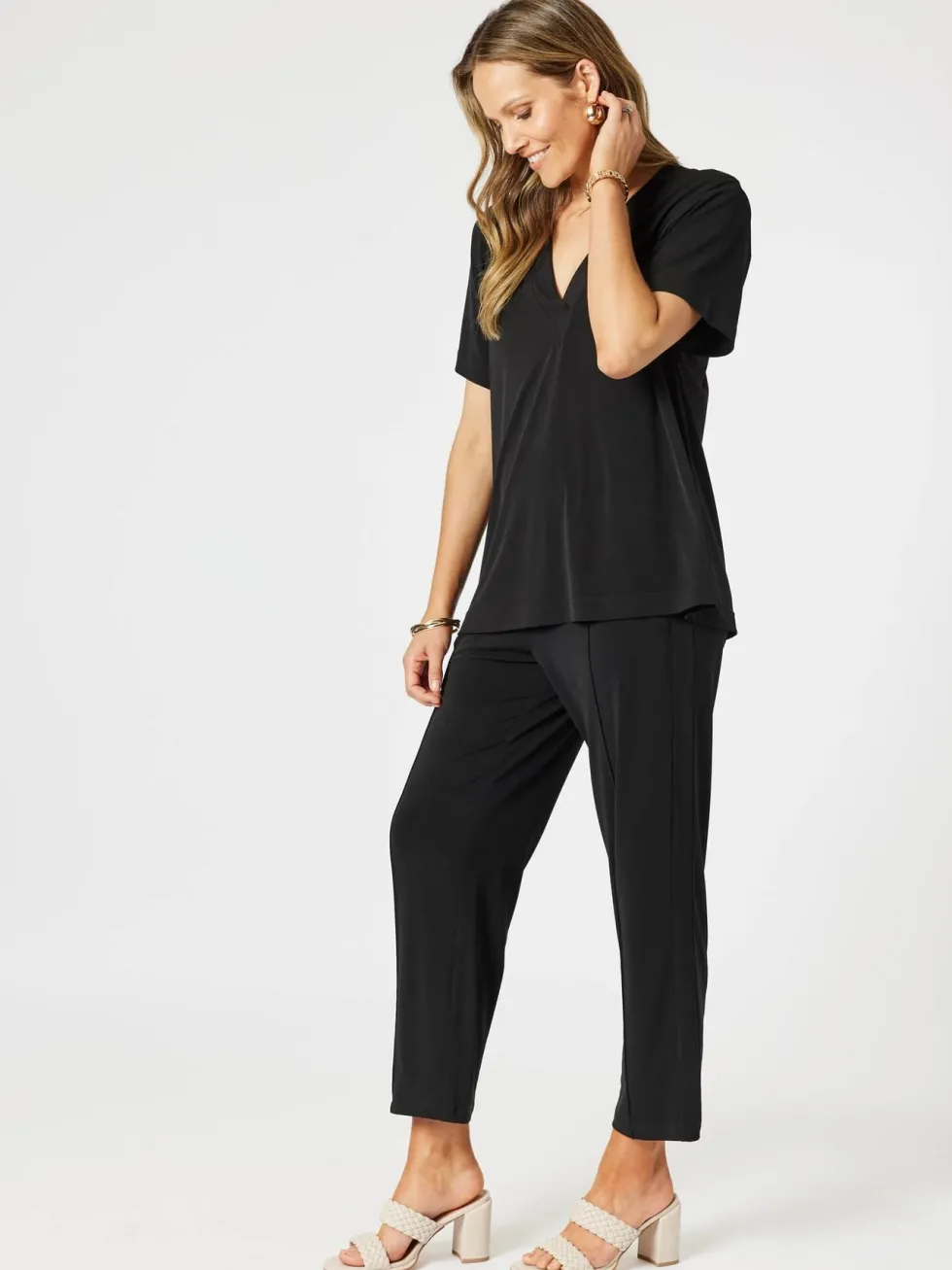 maggie-v-neck-travel-top-bla-mEuthSJX-4.webp Tops|Tops>Hammock u0026 Vine Maggie V Neck Travel Top - Black