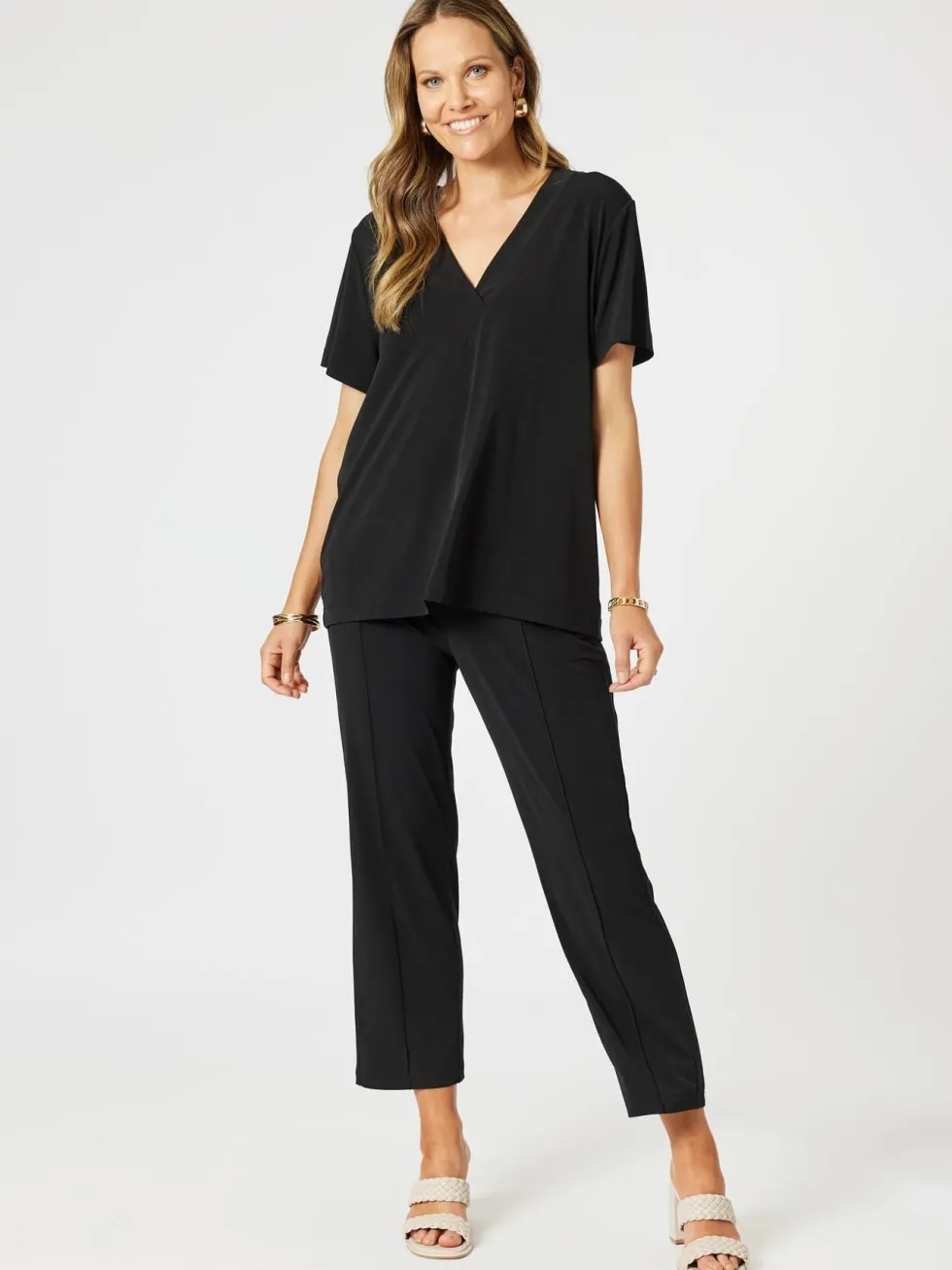 maggie-v-neck-travel-top-bla-uouXZGai-1.webp Women's Work Dresses & Work Wear>Hammock u0026 Vine Maggie V Neck Travel Top - Black